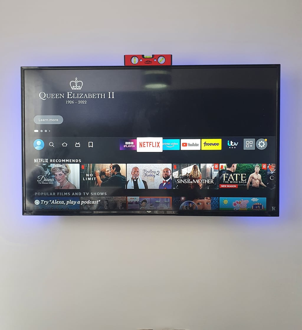 TV with LED backlighting and spirit level